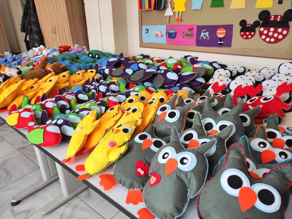 Kınık’tan Depremzede Çocuklara Sevgiyle Üretilmiş Kucak Dolusu Oyuncaklar