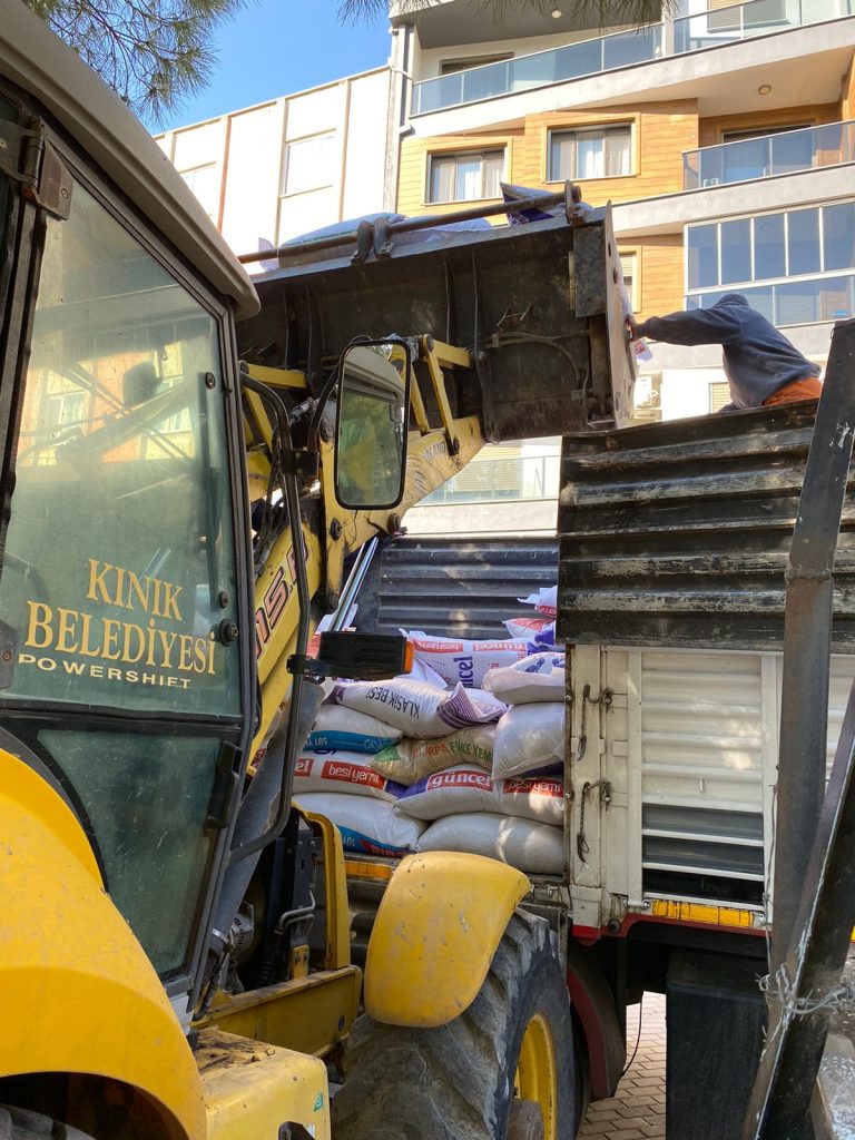 İzmir Kınık’tan Afetzedelere Yem Desteği