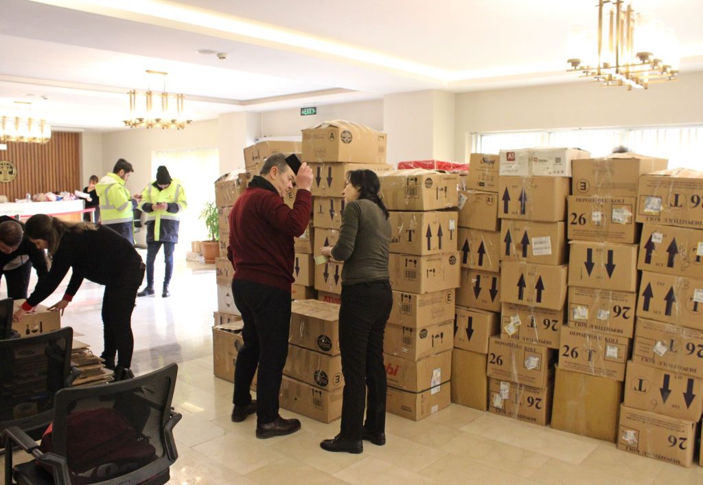 Deprem Bölgesi İçin İhtiyaç Malzemeleri Berto’da Toplanmaya Devam Ediyor.