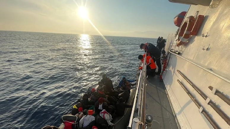 İzmir açıklarında 69 düzensiz göçmen kurtarıldı