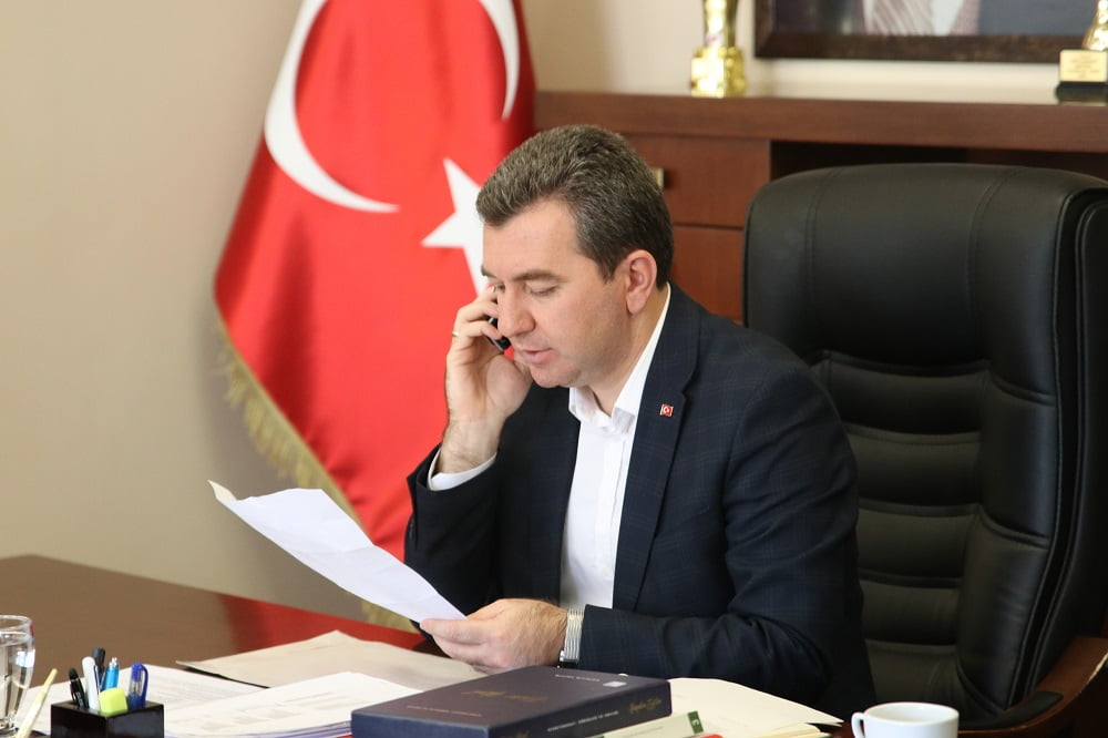 Bergama Belediyesi deprem bölgesine iş makinesi ve personel gönderdi