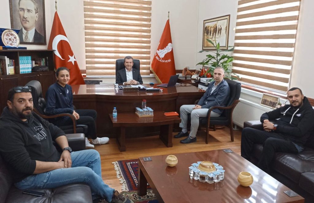 Depremzede kadın voleybol sporcusu İrem Kul’a Başkan Koştu, sahip çıktı