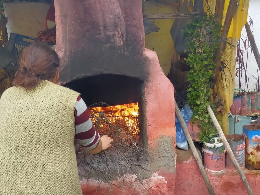 Eli öpülesi analar depremzedeler için Bergama’da ekmek pişiriyor