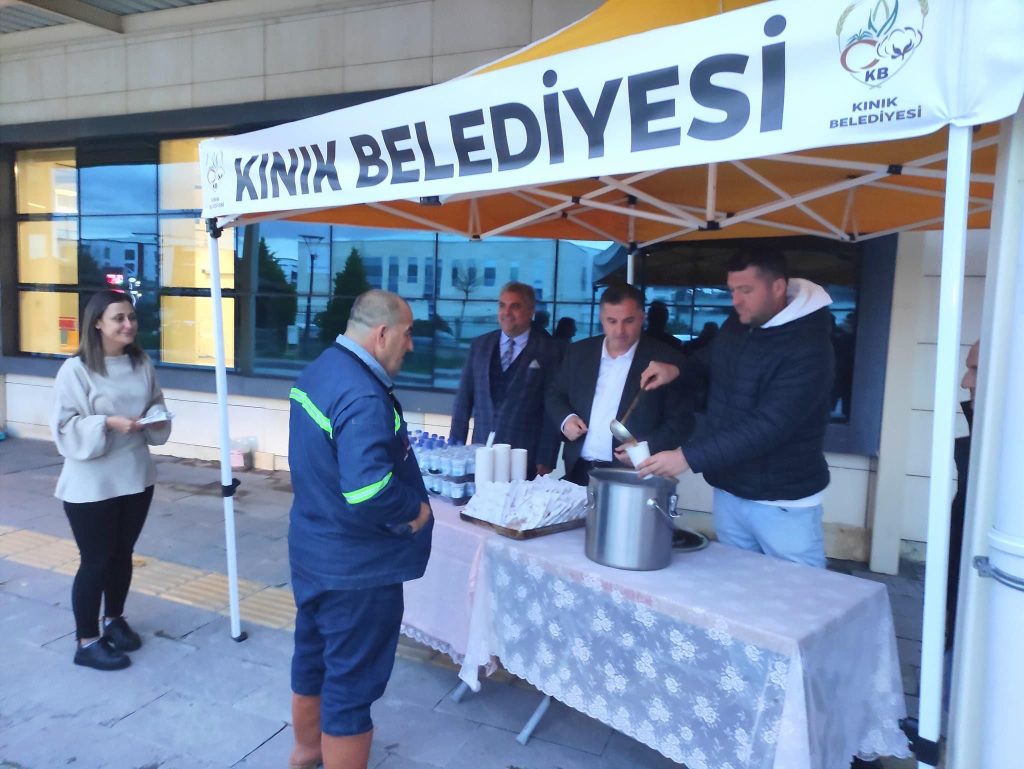Kınık Devlet Hastanesi önünde Ramazan ayının bereketi çorba ikramıyla paylaşılıyor