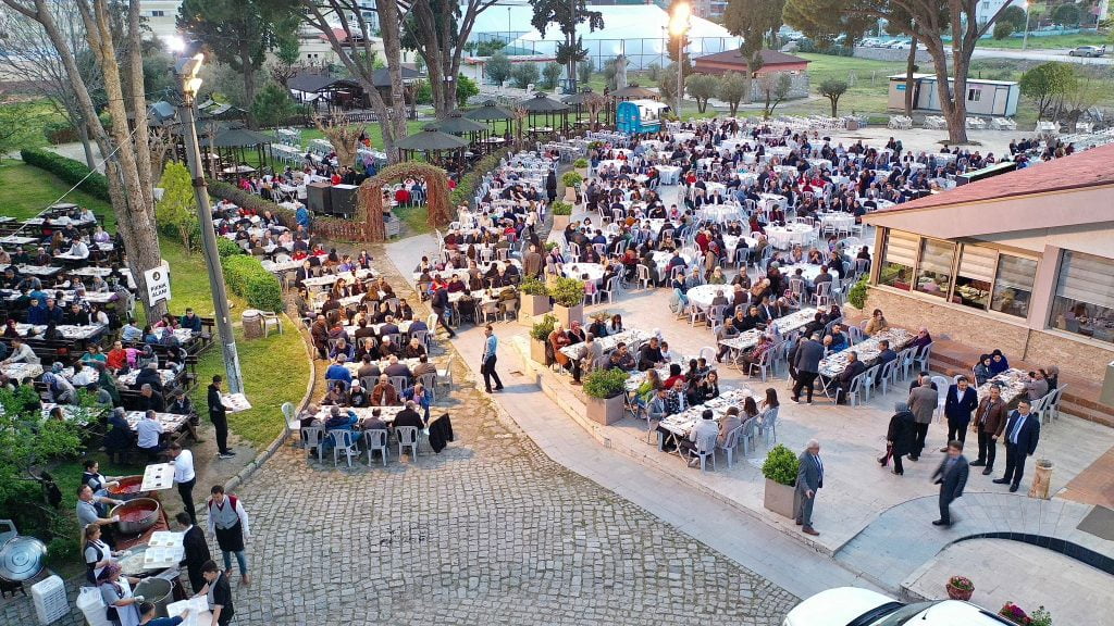 Bergama’da 2 bin kişi ile iftar sofrası