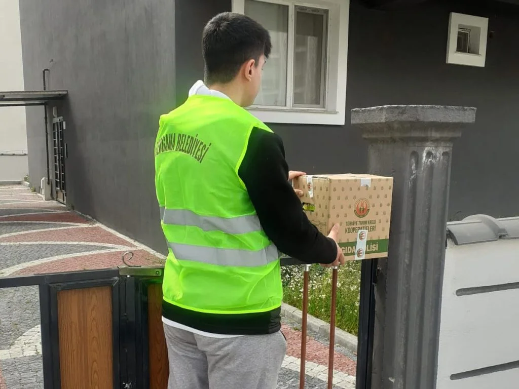 Bergama Belediyesi ihtiyaç sahiplerini yalnız bırakmıyor