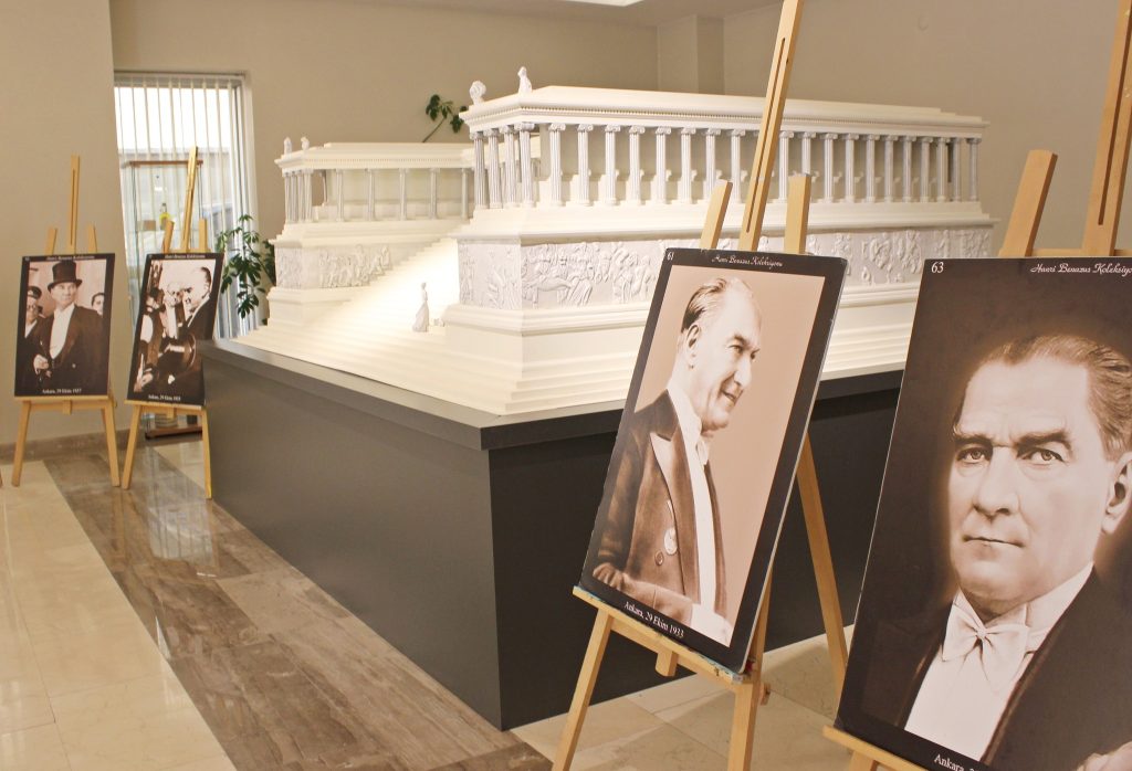 Hanri Benazus koleksiyonundan “ATATÜRK ve CUMHURİYET FOTOĞRAFLARI SERGİSİ” Berto’da açıldı