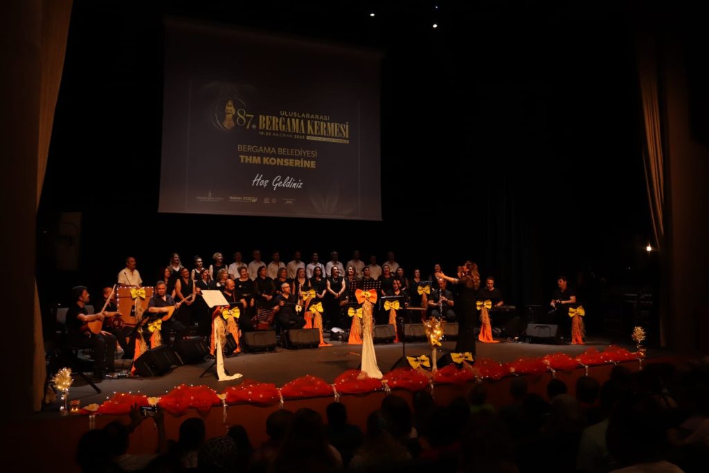 Kültür merkezinde türküler çalınıp söylendi