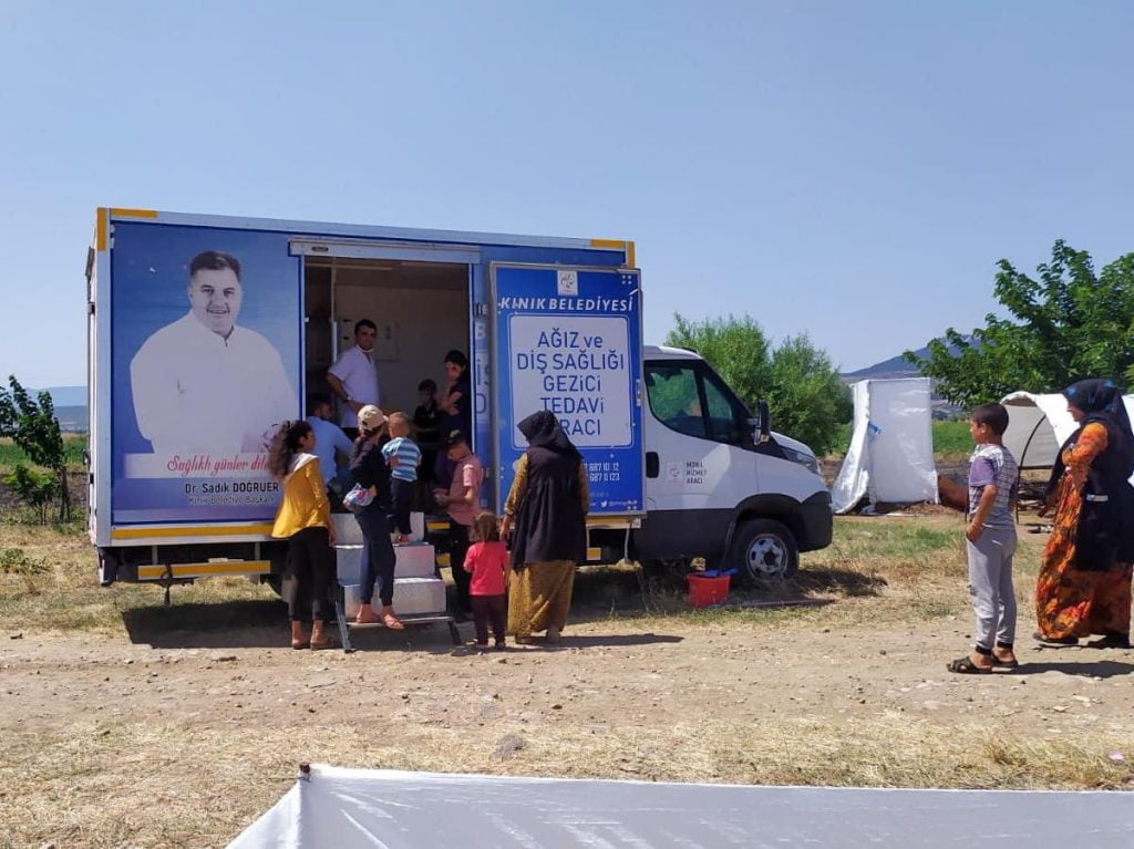 Kınık’ta gezici diş sağlığı aracında tarım işçilerine sağlık taraması