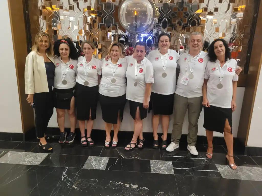 Bergama Devlet Hastanesi Acil Servis Doktorlarından Aslı Acar’ında kadrosunda bulunduğu Kadın Briç Milli Takımımız Yine Tarih Yazdı. Dünya Şampiyonasını Bir Kez Daha Gümüş Madalyayla Tamamladı!