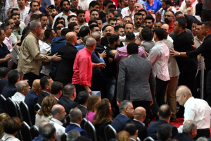 CHP İzmir İl Kongresi’nde yumruklu kavga!
