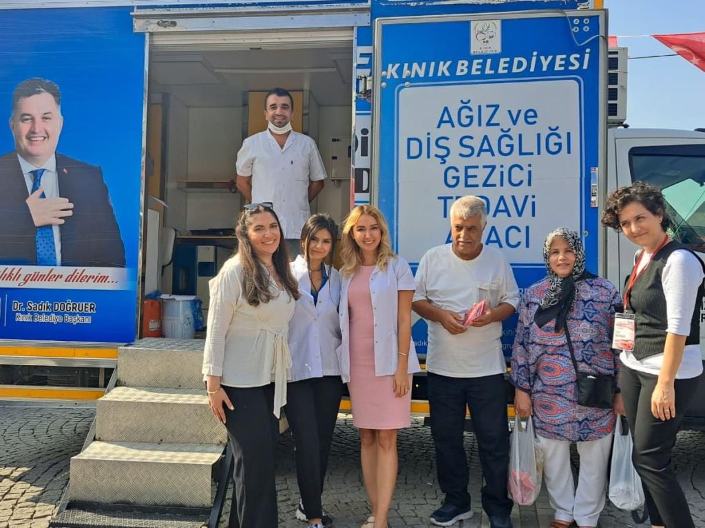 Kınık Belediyesi Ağız ve Diş Sağlığı Gezici Tedavi Aracı Konak Meydanında, 5-8 Ekim tarihlerinde ağız taraması gerçekleştirdi