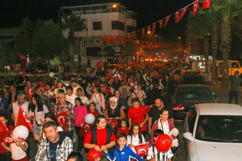 Kınık Belediyesi’nden en uzak köye kadar belediye hoparlörüyle 100. yıl coşkusu