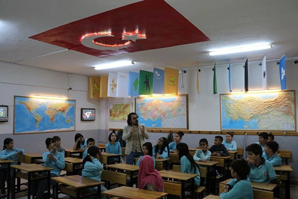 Eğitimde yeni dönem: Teneffüsten, ders geçme notuna, devamsızlıktan, öğretmen nöbetlerine köklü değişiklikler Resmi Gazete’de yayımlandı