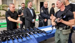 İsrail’de sivilleri silahlandırma kampanyasına hız verdi