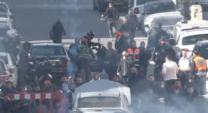 İsrail polisi, Mescid-i Aksa’da namaz kılan Müslümanların üzerine gaz bombası attı