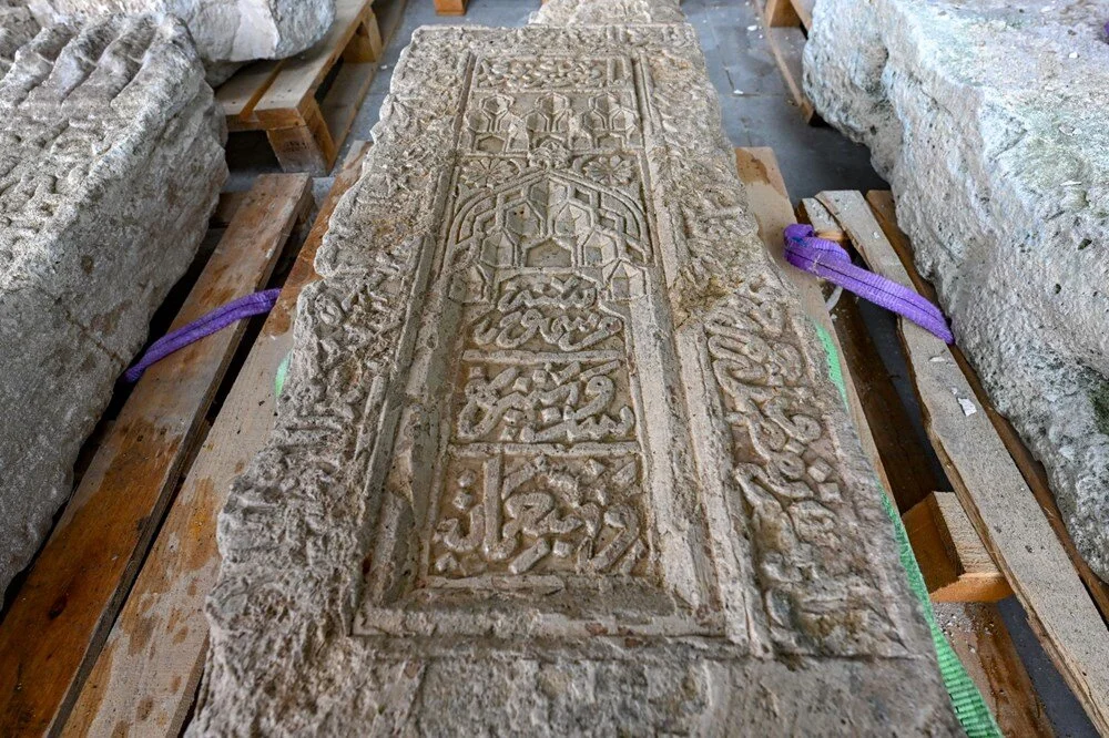 Van Gölü’nün çekilmesinden sonra ortaya çıktı: Yazıların Türkçeye çevrilmesine başlandı