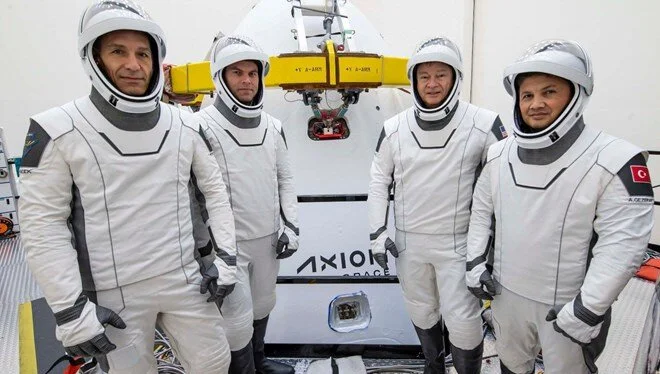 Türkiye’nin ilk uzay yolcusu Alper Gezeravcı uzay aracı eğitimini tamamladı