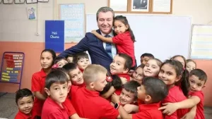 Bergama’da öğrencilere eğitim desteği sürüyor