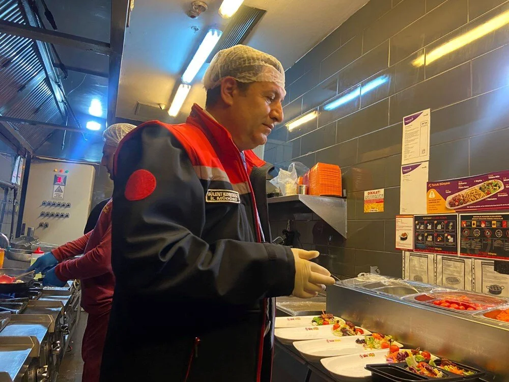 81 ilde denetim başladı: Fast food restoranlarından numuneler alınıyor