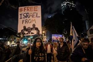 Binlerce İsrailli sokaklarda: Netanyahu’ya istifa çağrısı