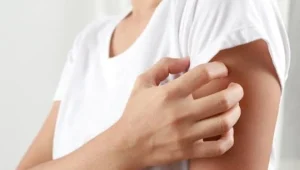 Gözyaşları ve teri acı vermeye başlayan genç kız hastaneye gidince kendine alerjisi olduğunu anladı