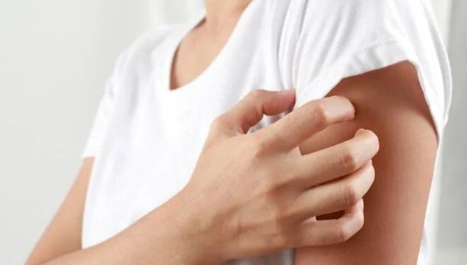 Gözyaşları ve teri acı vermeye başlayan genç kız hastaneye gidince kendine alerjisi olduğunu anladı