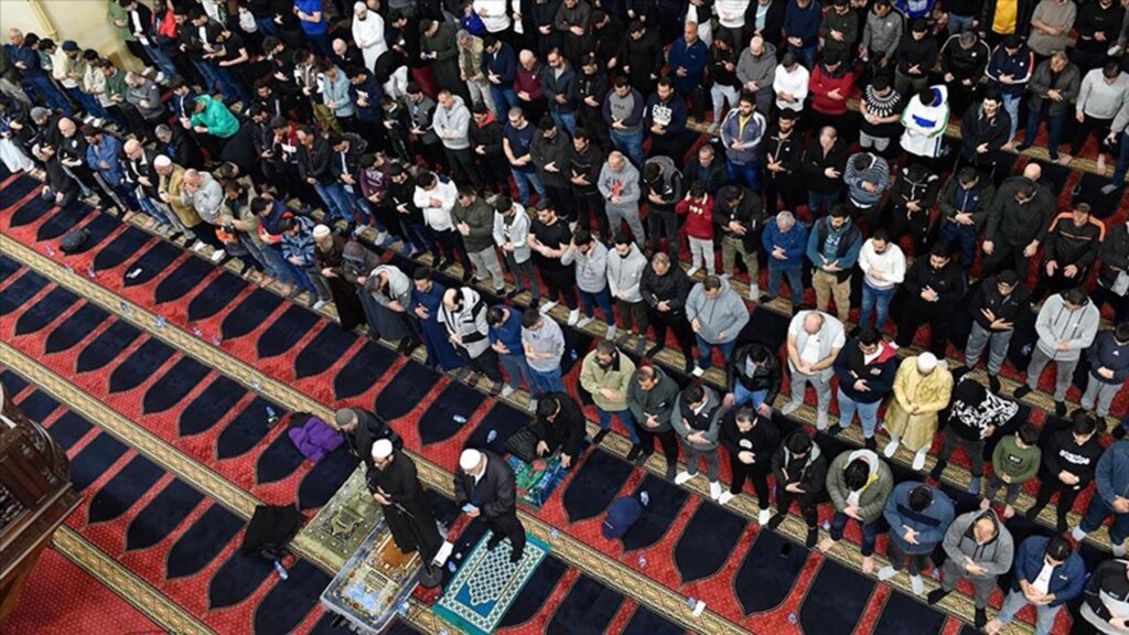 Dünyada ilk teravih namazları kılındı