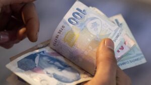 Emeklilerin bayram ikramiyesini 3 bin liraya çıkaran yasa Resmi Gazete’de