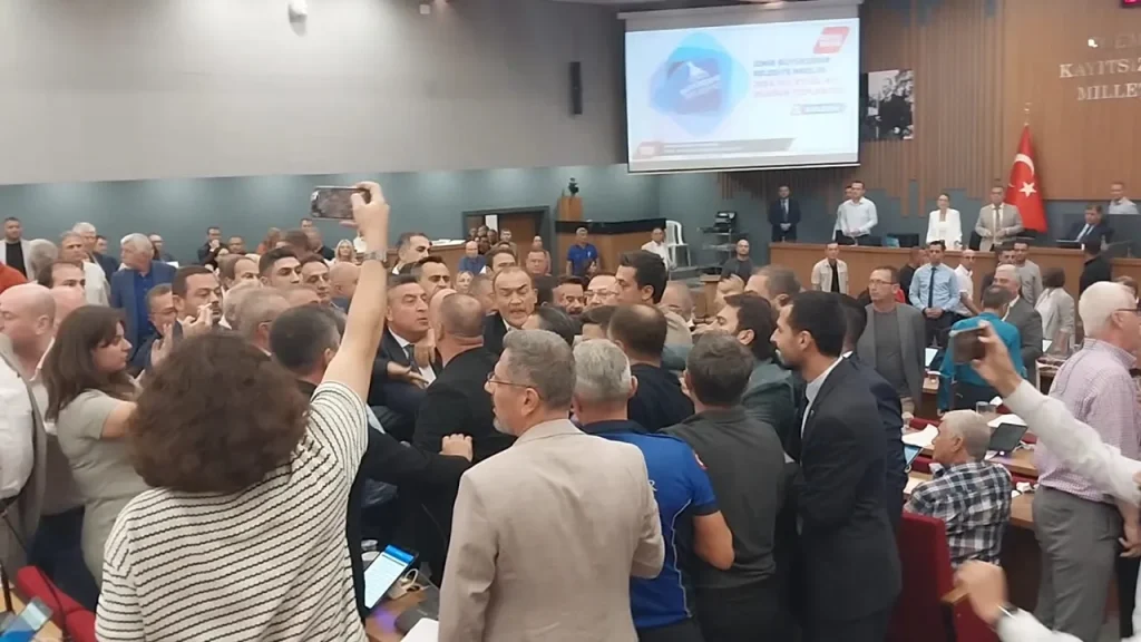 İzmir Büyükşehir Belediye Meclisi’nde Arbede: Eşki ve Ak Parti’li Üyeler Karşı Karşıya Geldi