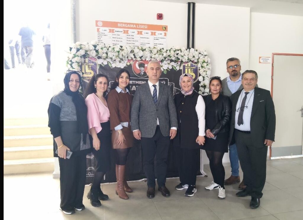 Bergama Belediye Başkanı Tanju Çelik, mezunu olduğu Bergama Lisesini ziyaret etti.