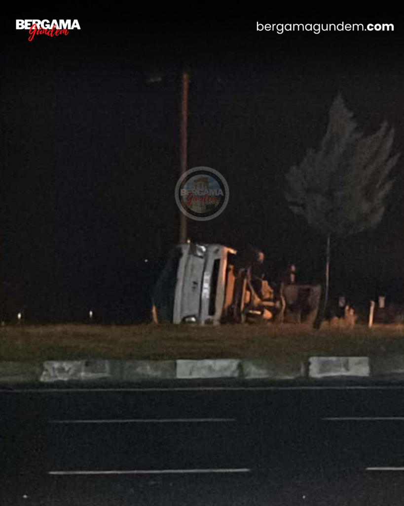 Bergama’da Islak Yolda Kontrolden Çıkan Kamyonet Takla Attı