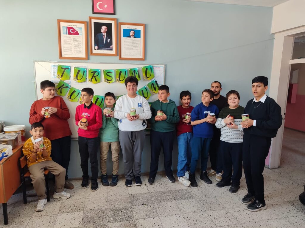 Göçbeyli’de Otizmli Öğrencilerle Turşu Kurma Etkinliği Düzenlendi